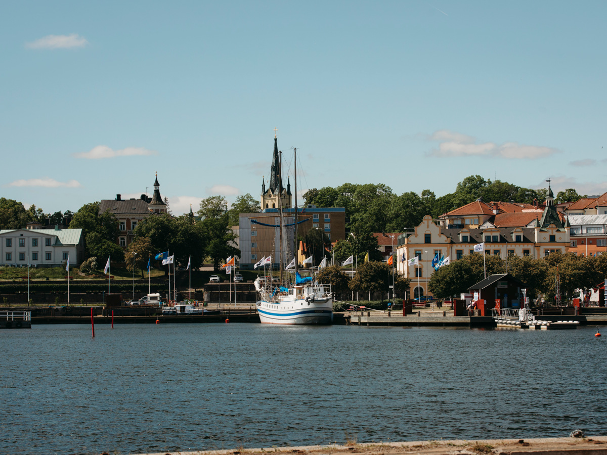 Hamnen och stadssiluetten i Oskarshamn