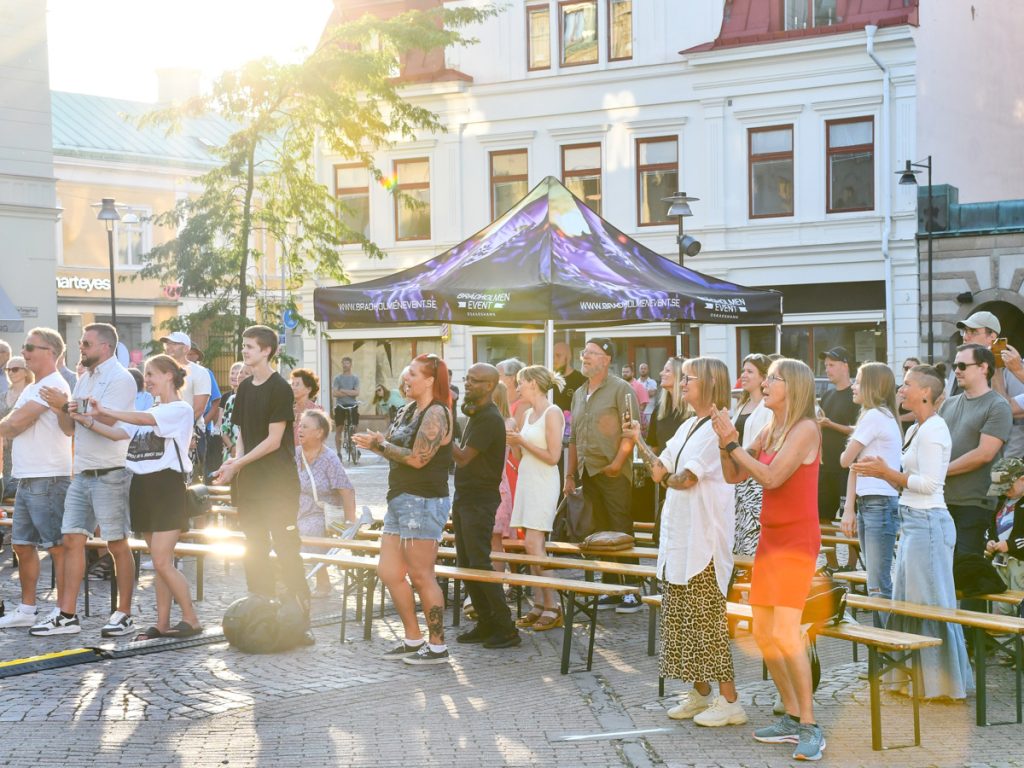 Personer som lyssnar på LIVE-musik på sommartorget i Oskarshamn.