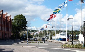flaggor i hamnen