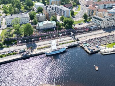 Flygfoto över Oskarshamns hamn taget under invigningen av O-Ringen Smålandskusten 2024